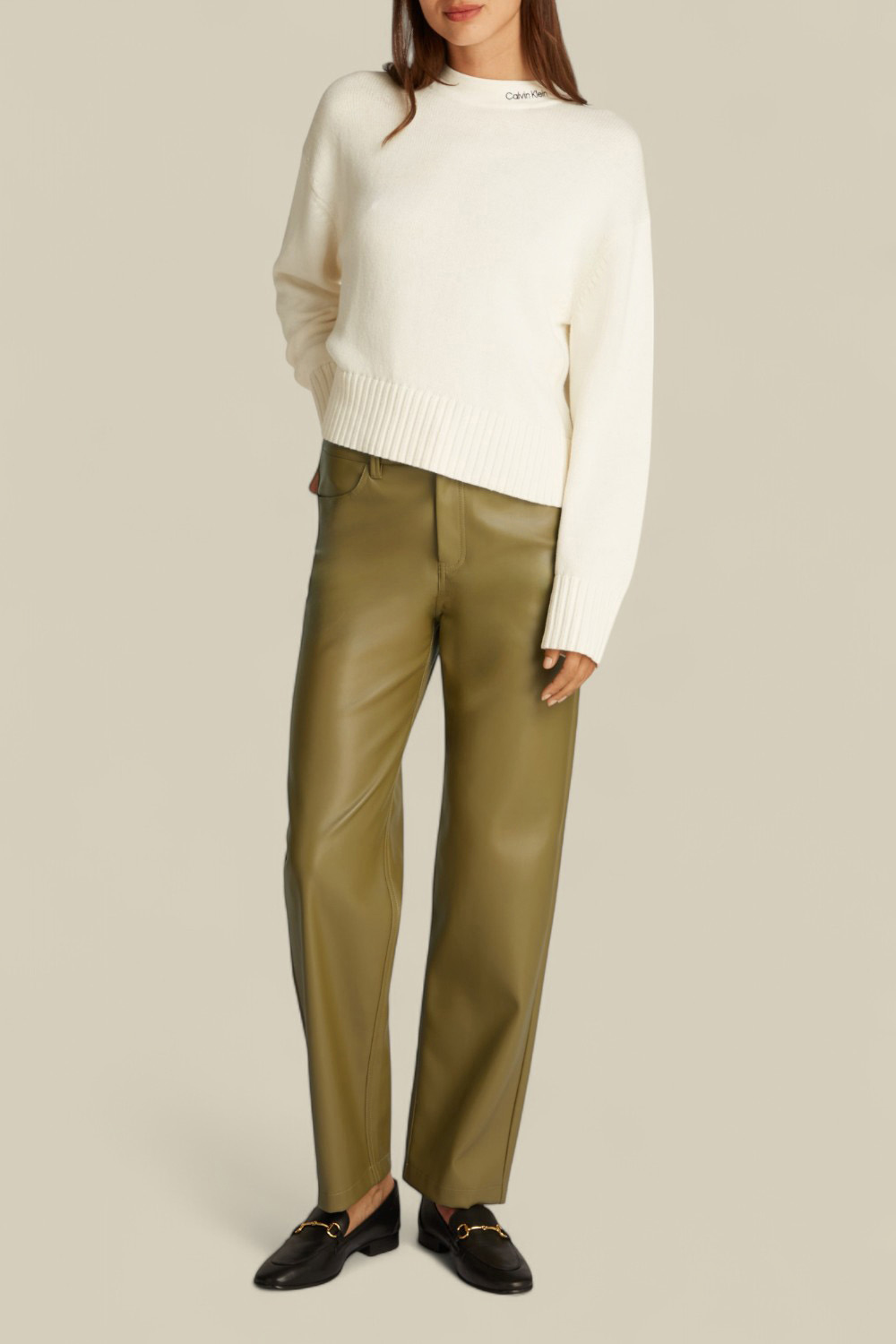 תמונת כל הלוק של מכנסיים מעור טבעוני